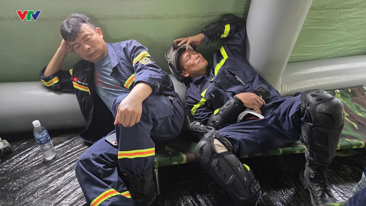 Khoảnh khắc nghỉ ngơi của Đội Cứu nạn, cứu hộ Việt Nam tại Venezuela- Ảnh 1.