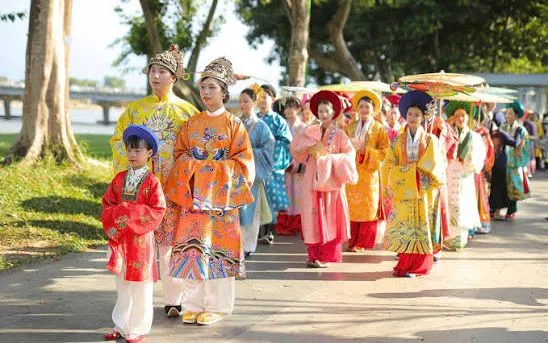 Bách Hoa Bộ Hành 2026 tại Huế: Dấu ấn rực rỡ của Tuần lễ Áo dài Huế
