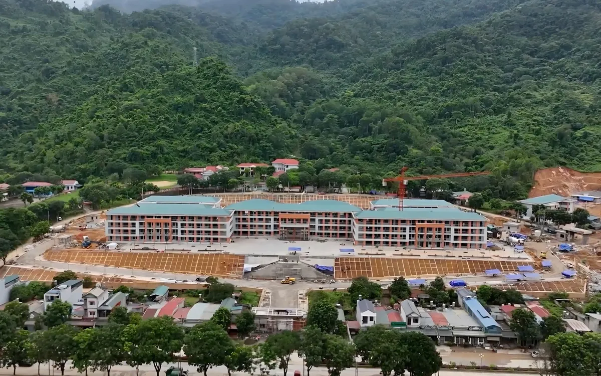 Nhìn từ trên cao, những ngôi trường mới với quy mô bề thế, khang trang giữa núi rừng vùng biên. Ảnh: Nguyễn Quân