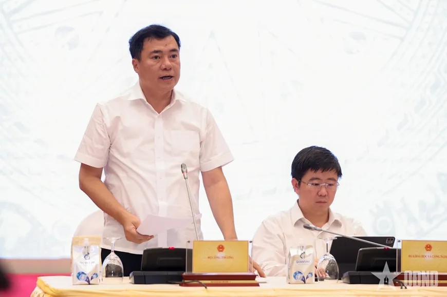 Không lợi dụng biến động xăng dầu để giữ giá bất hợp lý- Ảnh 1.