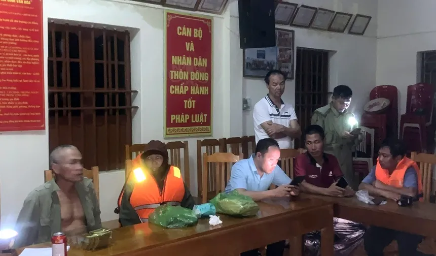 Đưa 11 thuyền viên gặp nạn do bão số 1 vào bờ an toàn - Ảnh 2.