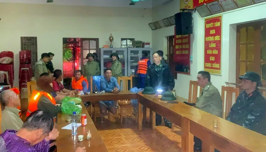 Đưa 11 thuyền viên gặp nạn do bão số 1 vào bờ an toàn - Ảnh 1.