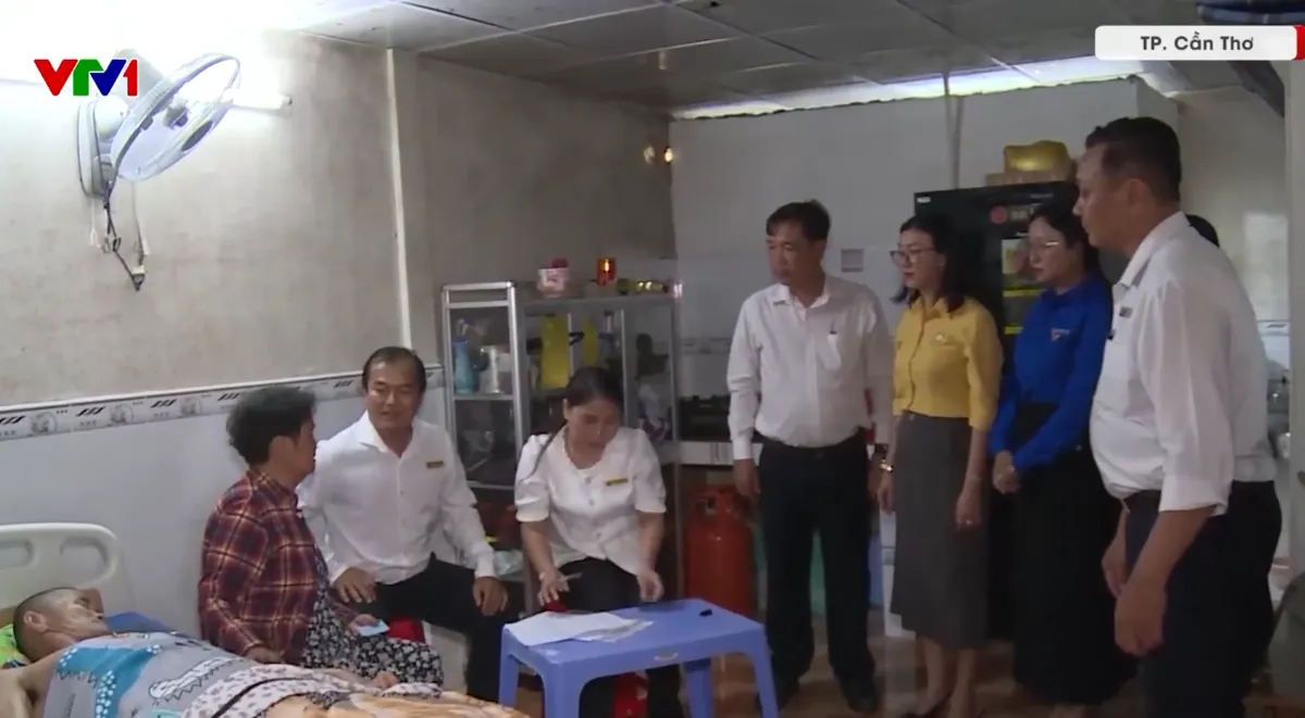 Cần Thơ: Đưa thủ tục hành chính đến tận nhà, giúp người yếu thế tiếp cận dịch vụ công - Ảnh 1.