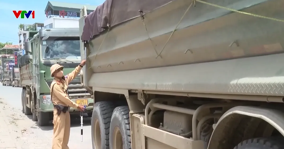 Hơn 1.600 xe tải, xe đầu kéo chở quá tải bị phạt tại Hà Nội trong 20 ngày- Ảnh 1.