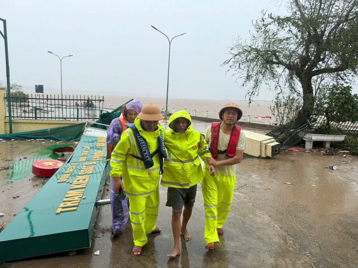Cứu 3 thuyền viên trên tàu bị chìm sau hơn 12 giờ mất liên lạc do ảnh hưởng bão số 1 - Ảnh 3.