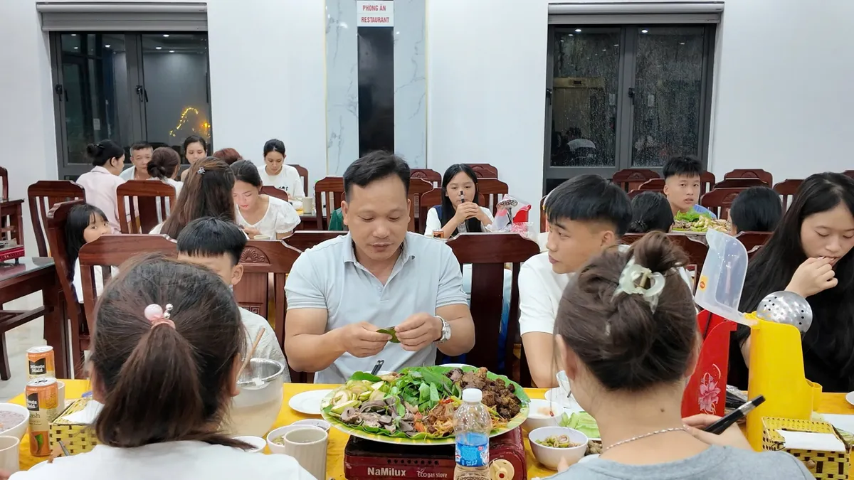 Kẹt lại đảo vì bão số 1, gần 50 du khách bất ngờ được chủ khách sạn đãi đại tiệc - Ảnh 4.