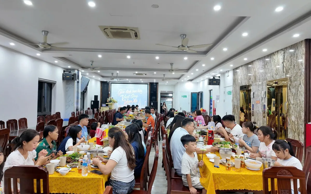 Du khách được chủ khách sạn chiêu đãi bữa cơm thịnh soạn trên đảo giữa lúc bão số 1 đổ bộ. (Ảnh: Sở VHTTDL Quảng Ninh)