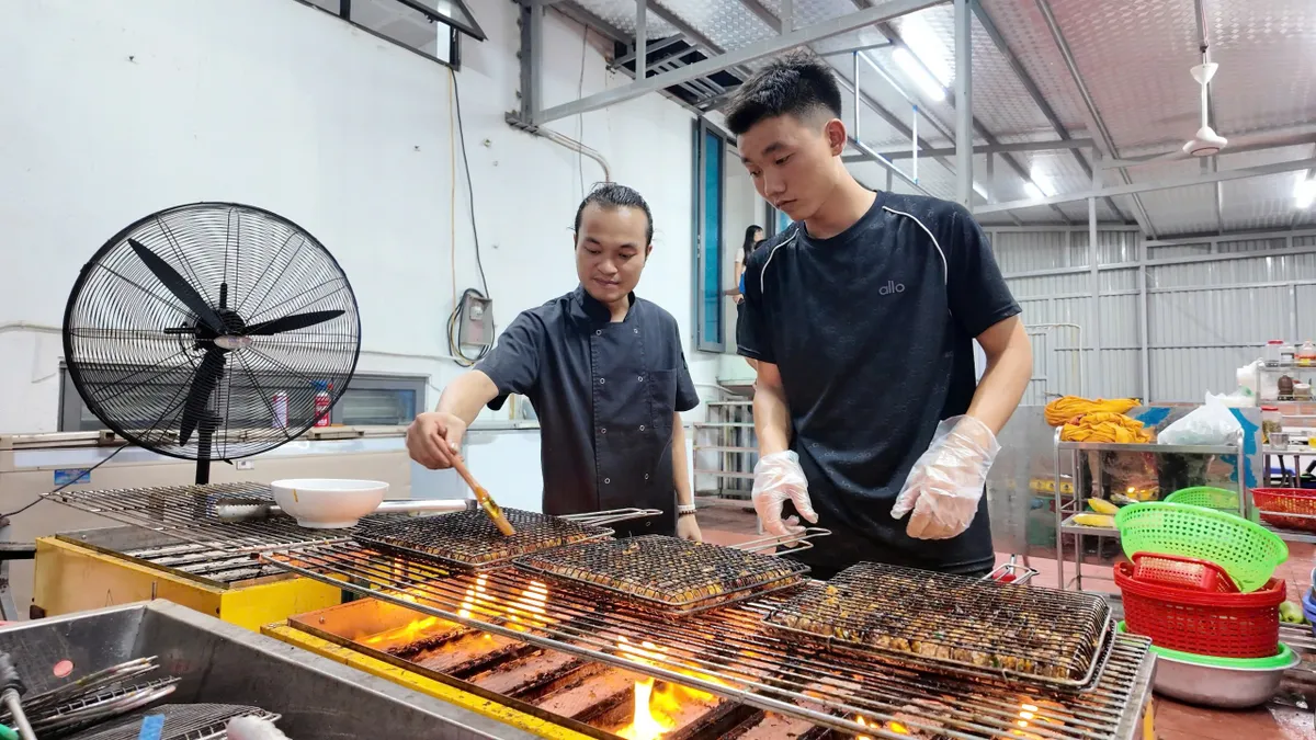 Kẹt lại đảo vì bão số 1, gần 50 du khách bất ngờ được chủ khách sạn đãi đại tiệc - Ảnh 3.