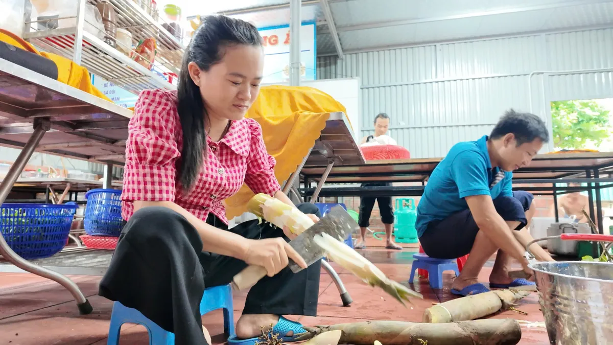 Kẹt lại đảo vì bão số 1, gần 50 du khách bất ngờ được chủ khách sạn đãi đại tiệc - Ảnh 2.