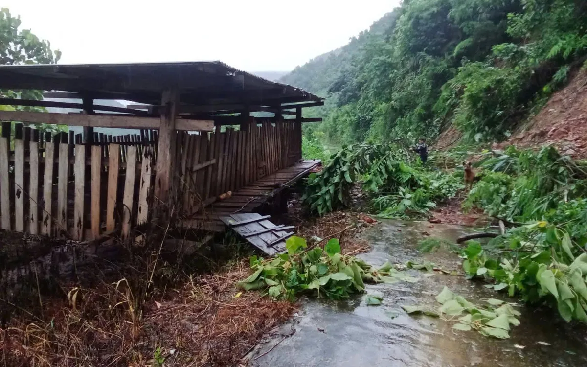 Mưa lớn gây nhiều thiệt hại, một người bị nước lũ cuốn trôi. Ảnh: TT