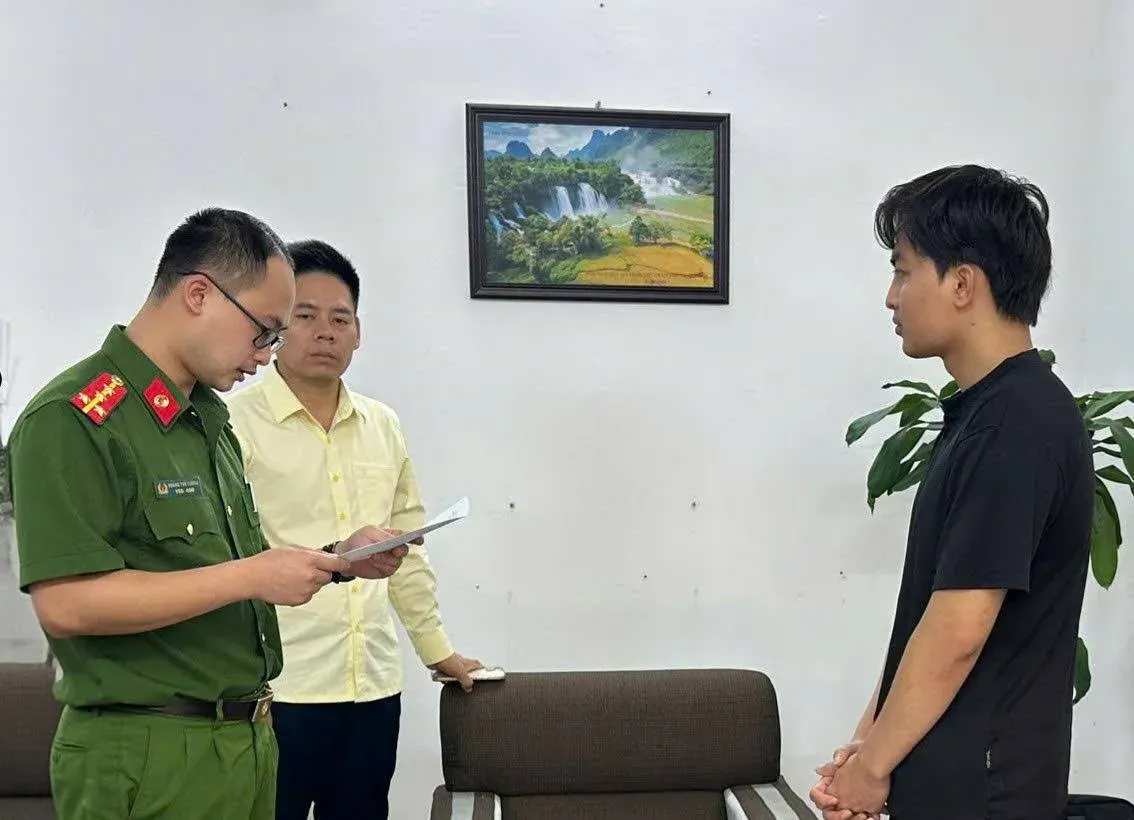 Khởi tố cơ sở sản xuất trà giả quy mô lớn, thu giữ hơn 4.600 gói thành phẩm và hơn 1,1 tấn nguyên liệu- Ảnh 1. Khởi tố cơ sở sản xuất trà giả quy mô lớn, thu giữ hơn 4.600 gói thành phẩm và hơn 1,1 tấn nguyên liệu- Ảnh 1.