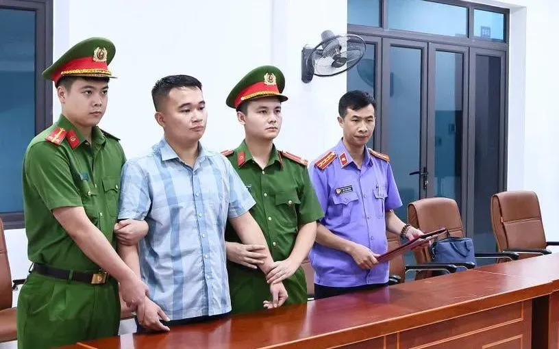 Giữ khẩn cấp giáo viên Trường THPT Chuyên Tuyên Quang để điều tra vụ việc liên quan điểm thi tốt nghiệp THPT 2026- Ảnh 1. Giữ khẩn cấp giáo viên Trường THPT Chuyên Tuyên Quang để điều tra vụ việc liên quan điểm thi tốt nghiệp THPT 2026- Ảnh 1.