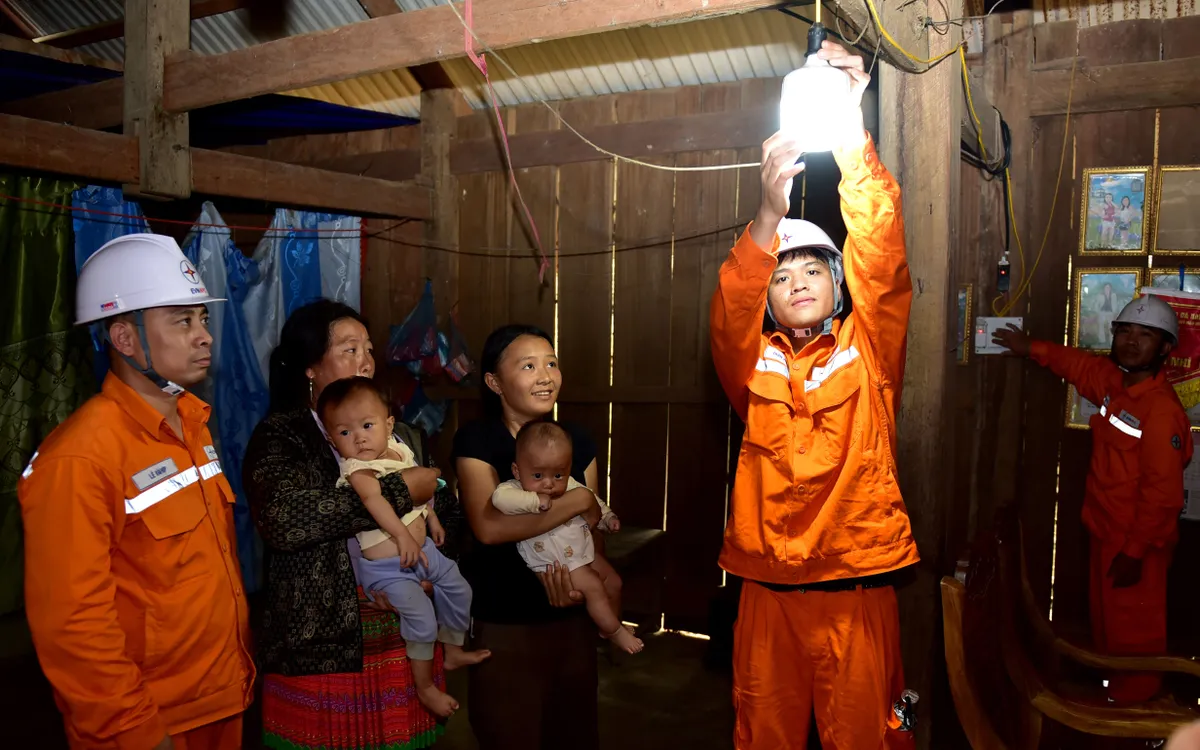 Ánh sáng về với những bản cuối nguồn. Ảnh: QK
