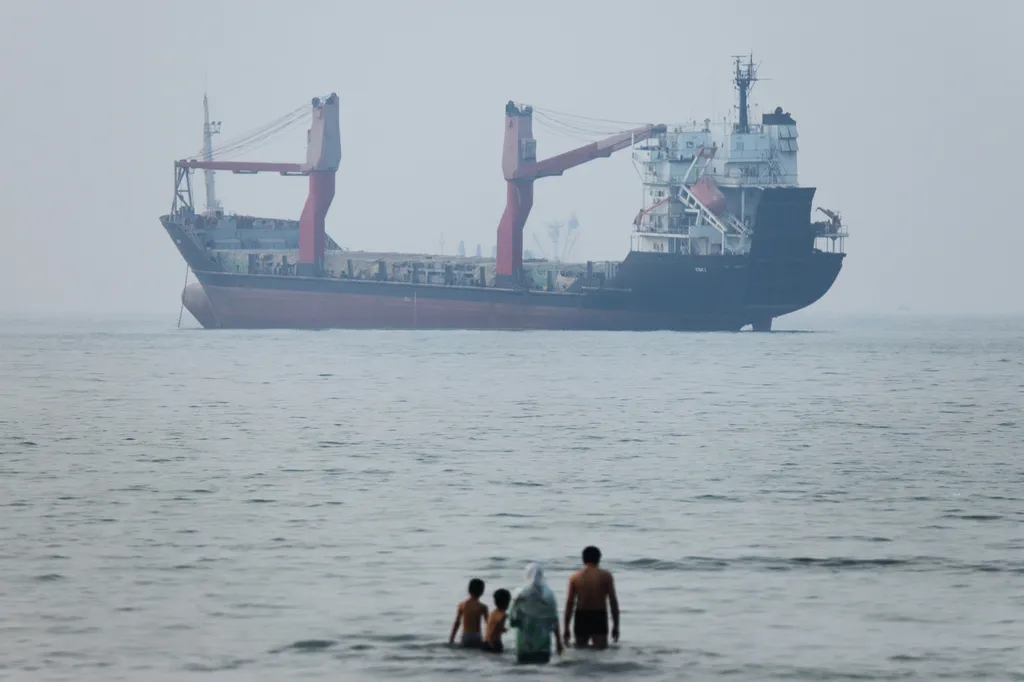 Lưu lượng tàu qua eo biển Hormuz vẫn thấp- Ảnh 1.