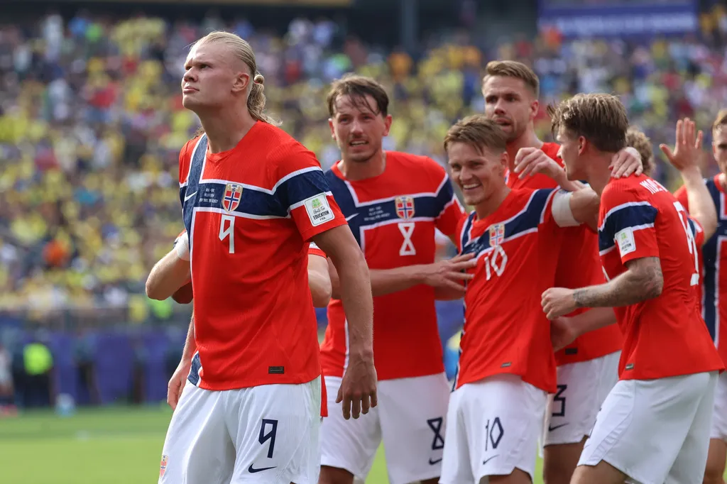 Haaland đưa Na Uy v&agrave;o tứ kết World Cup lần đầu ti&ecirc;n: "Mọi người chỉ cần tận hưởng th&ocirc;i" - Ảnh 1.
