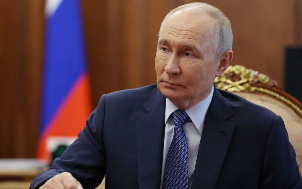 Tổng thống Nga Vladimir Putin gặp Thống đốc vùng Tula Dmitry Milyaev tại Điện Kremlin ở Moscow, ngày 6/7/2026 (Ảnh: Sputnik/AP)