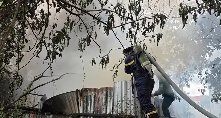 Kho phế liệu bốc ch&aacute;y dữ dội s&aacute;t ở Nghệ An, h&agrave;ng trăm người hoảng loạn - Ảnh 3.