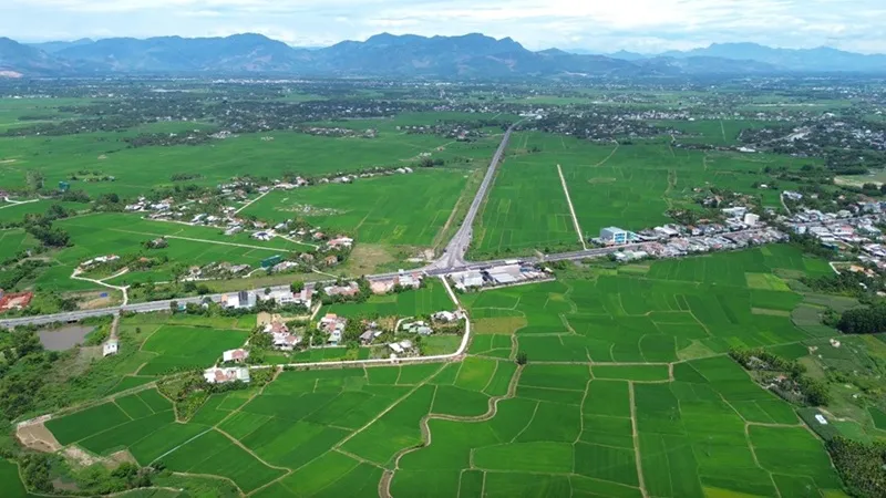 Quảng Ngãi đầu tư 800 tỷ đồng mở trục kết nối quốc lộ 1 với đường ven biển
- Ảnh 1.