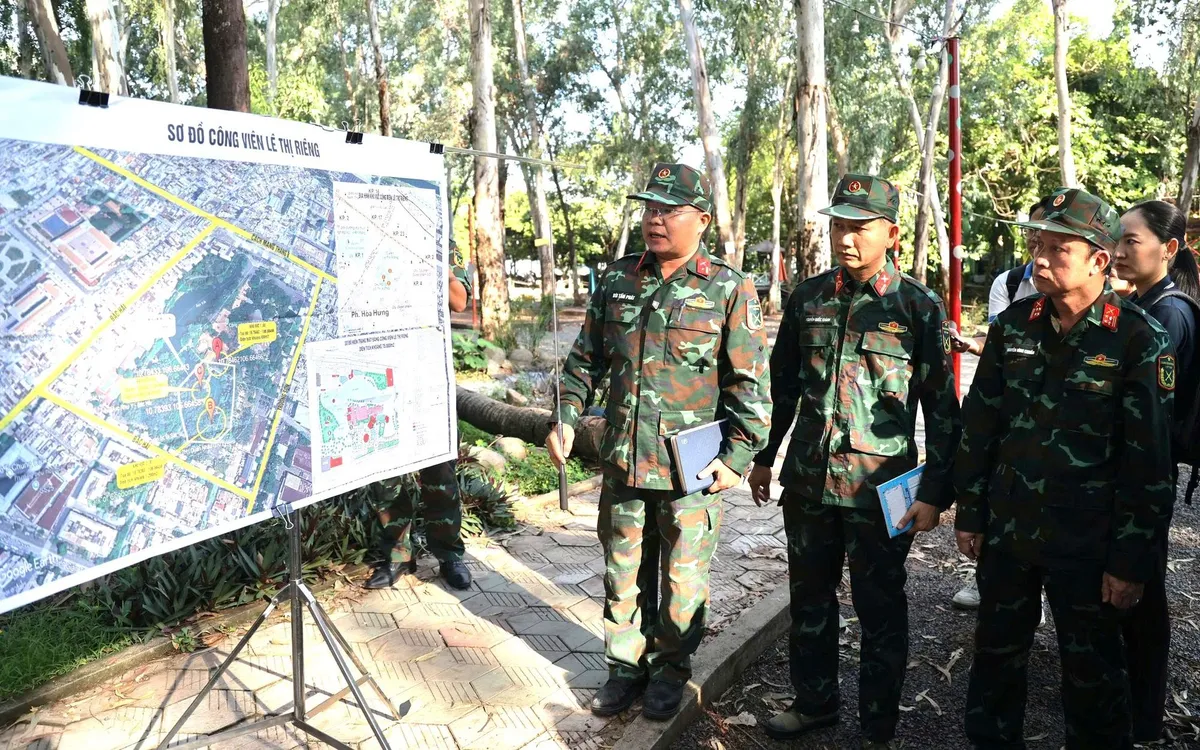 Bộ Tư lệnh TP Hồ Chí Minh cùng nhóm nghiên cứu triển khai đợt khảo sát kéo dài 4 ngày nhằm xác định các vị trí nghi có rãnh mộ tập thể tại Công viên Lê Thị Riêng - Ảnh: VGP