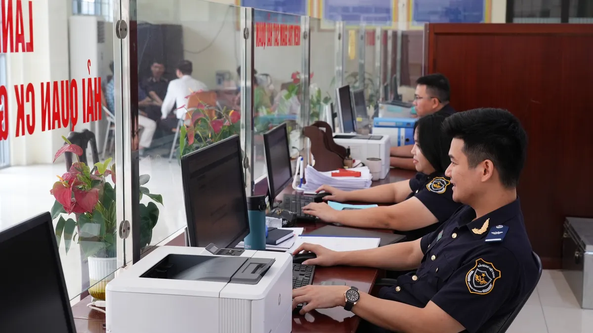 Doanh nghiệp kh&ocirc;ng phải nộp lại b&aacute;o c&aacute;o quyết to&aacute;n khi chuyển nơi nhập khẩu nguy&ecirc;n liệu
- Ảnh 1.