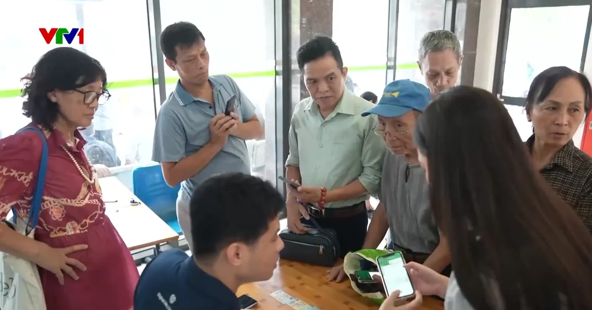Xe buýt Hà Nội giải thích về chính sách miễn phí thẻ xe buýt - Ảnh 1.