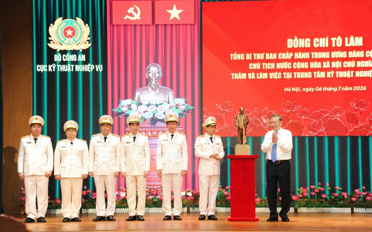 Tổng Bí thư, Chủ tịch nước Tô Lâm trao tặng bức tượng Chủ tịch Hồ Chí Minh cho Trung tâm Kỹ thuật nghiệp vụ (Bộ Công an). (Ảnh: TTXVN)
