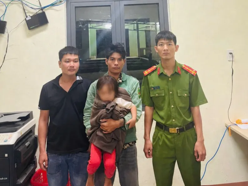 Công an kịp thời giúp người đàn ông về quê, tìm người thân cho bé gái đi lạc - Ảnh 2.