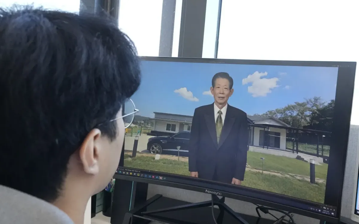 Lee Geon Hui xem video AI tái hiện người ông quá cố tại công ty Vaice ở Seoul, Hàn Quốc, ngày 12/6/2026. (Ảnh: AP)