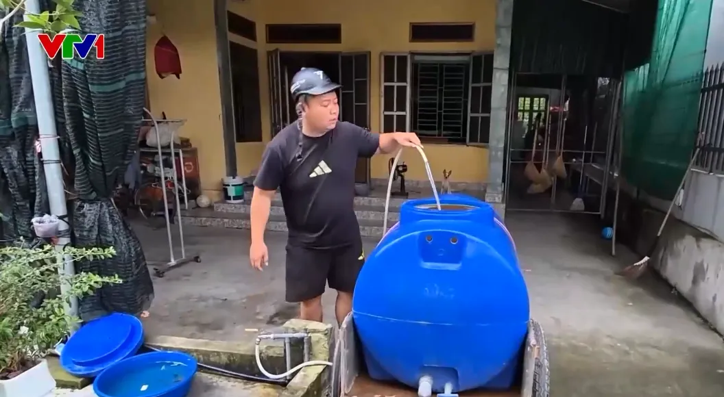 H&agrave;ng trăm hộ d&acirc;n ở Hưng Y&ecirc;n thiếu nước sinh hoạt, người d&acirc;n chở xe t&eacute;c h&agrave;ng c&acirc;y số đi mua nước - Ảnh 1.