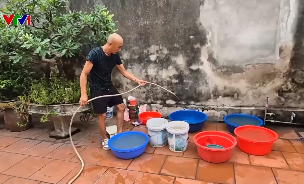 H&agrave;ng trăm hộ d&acirc;n ở Hưng Y&ecirc;n thiếu nước sinh hoạt, người d&acirc;n chở xe t&eacute;c h&agrave;ng c&acirc;y số đi mua nước - Ảnh 2.