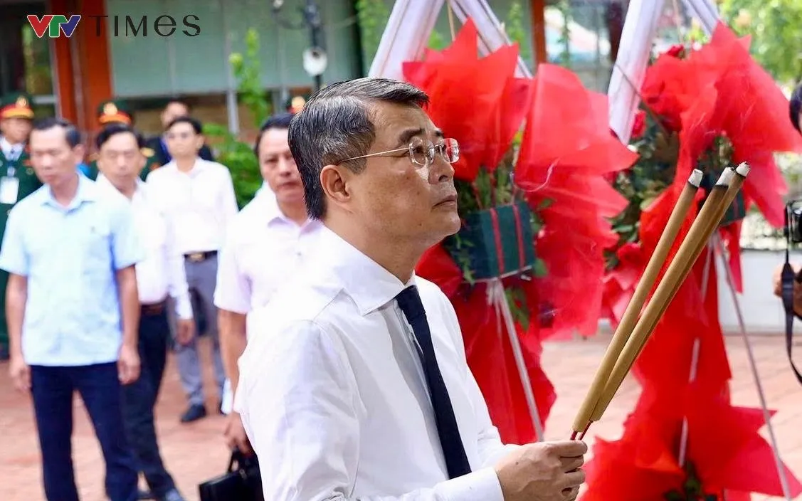 Thủ tướng Lê Minh Hưng dâng hương tại lễ triển khai tìm kiếm, quy tập hài cốt liệt sĩ tại Công viên Lê Thị Riêng - Ảnh: Phương Anh