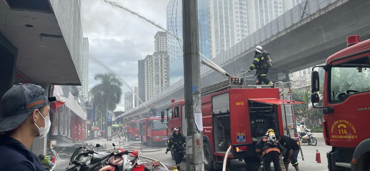 Hà Nội: Cháy nhà dân trên phố Trần Phú - Ảnh 2.