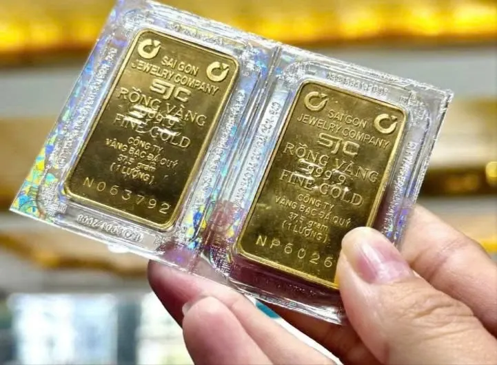 Giá vàng đồng loạt đi xuống, vàng SJC vẫn cao hơn thế giới 18,5 triệu đồng/lượng- Ảnh 1. Giá vàng đồng loạt đi xuống, vàng SJC vẫn cao hơn thế giới 18,5 triệu đồng/lượng- Ảnh 1.