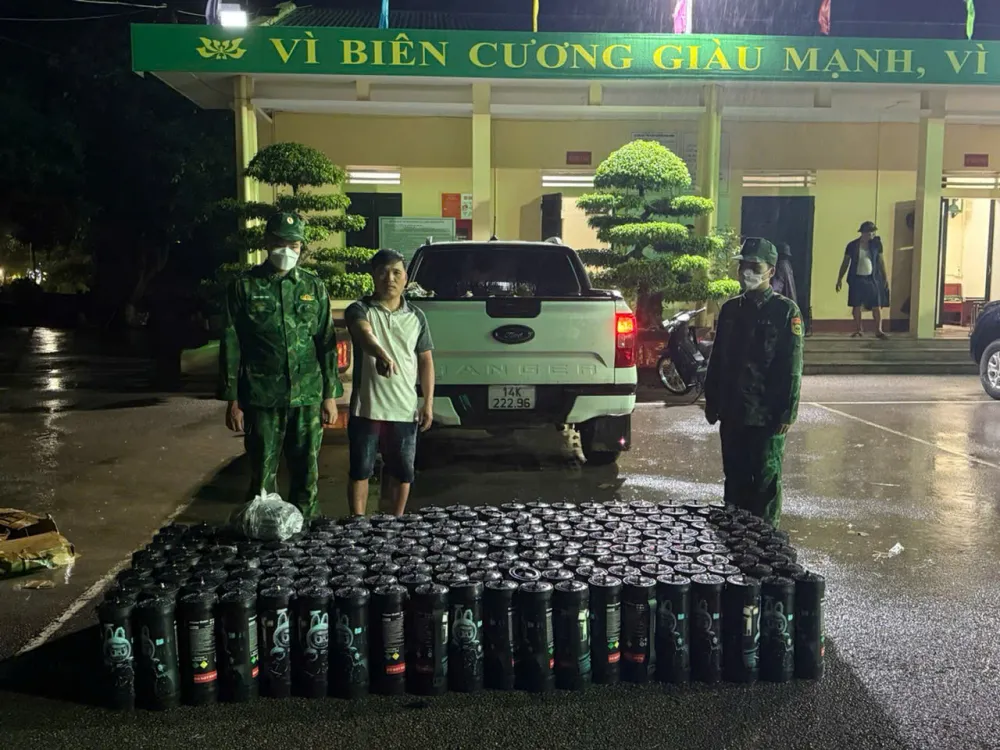 Quảng Ninh: Phát hiện ô tô vận chuyển 200 bình nghi khí cười không rõ nguồn gốc- Ảnh 1. Quảng Ninh: Phát hiện ô tô vận chuyển 200 bình nghi khí cười không rõ nguồn gốc- Ảnh 1.