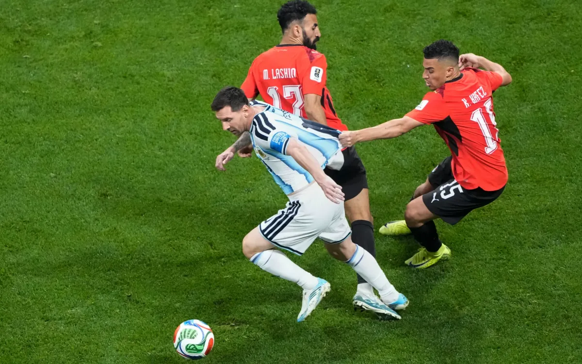 Karim Hafez của Ai Cập trong pha cướp bóng với Lionel Messi. Ảnh: AP