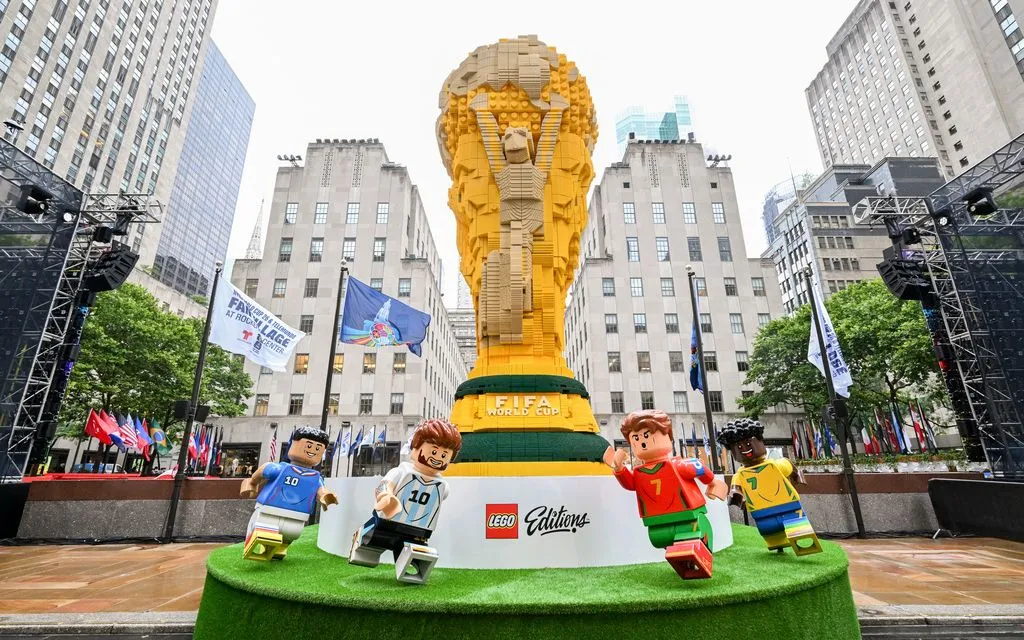 Mô hình Cúp Vàng FIFA World Cup bằng LEGO khổng lồ ra mắt tại New York, Mỹ, ngày 6/7/2026 (Ảnh: AP)
