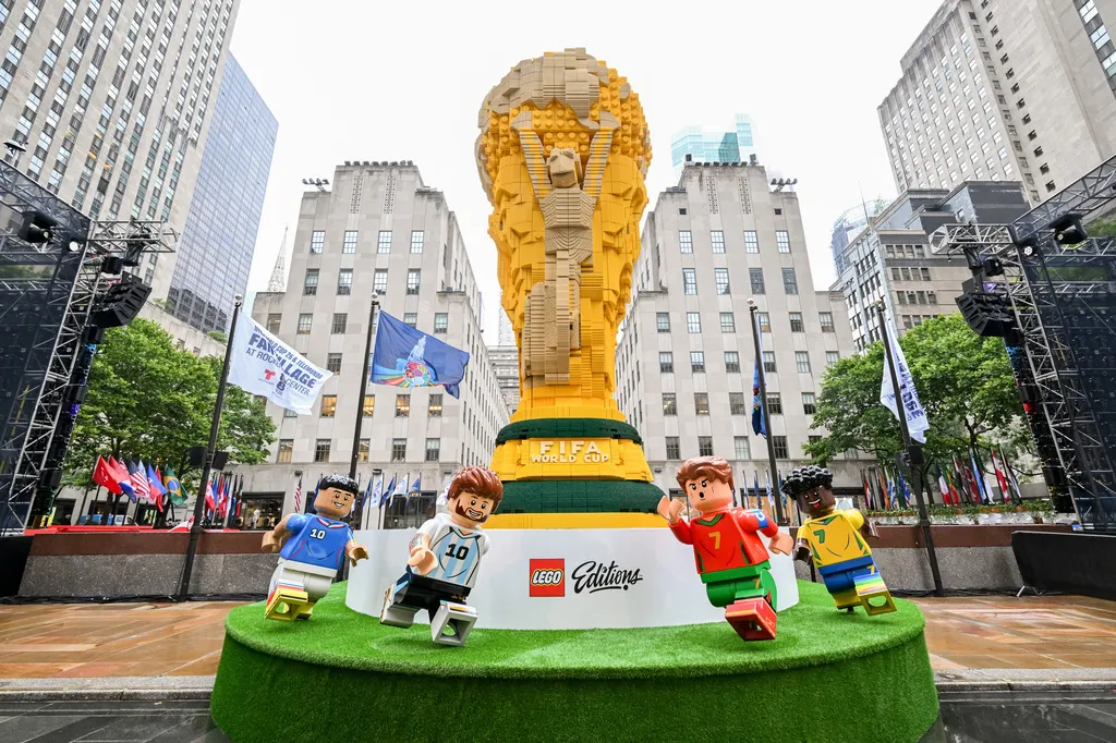 Khánh thành cúp World Cup LEGO khổng lồ- Ảnh 1.