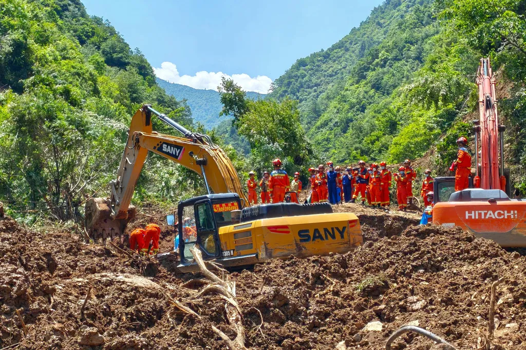 Thời tiết cực đoan gây thiệt hại nặng nề tại Trung Quốc- Ảnh 1.