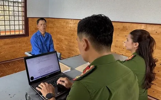 Đối tượng Nguyễn Quốc Ngọ tại cơ quan công an. (Ảnh: TTXVN phát)