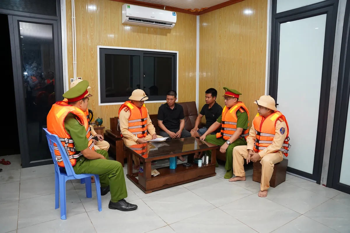 Cảnh s&aacute;t đường thủy H&agrave; Nội tuần tra xuy&ecirc;n đ&ecirc;m giữa m&ugrave;a mưa b&atilde;o - Ảnh 2.
