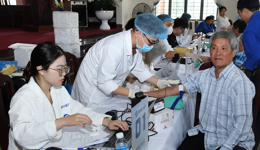 Lấy mẫu ADN 2 người nhận là em trai liệt sĩ Huỳnh Văn Quên - Ảnh 2.
