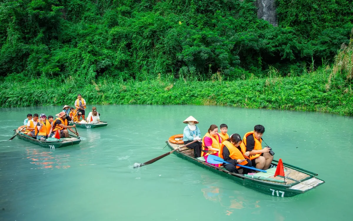 Du khách tham quan Quần thể danh thắng Tràng An. Ảnh: Sở Du lịch tỉnh Ninh Bình