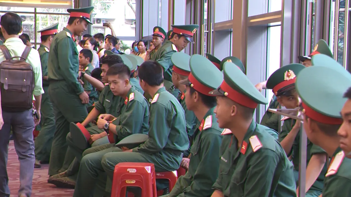 Hành trình Đỏ 2026 tại Khánh Hòa: Chung sức vì biển đảo quê hương- Ảnh 2. Hành trình Đỏ 2026 tại Khánh Hòa thu hút đông đảo tình nguyện viên tham gia hiến máu