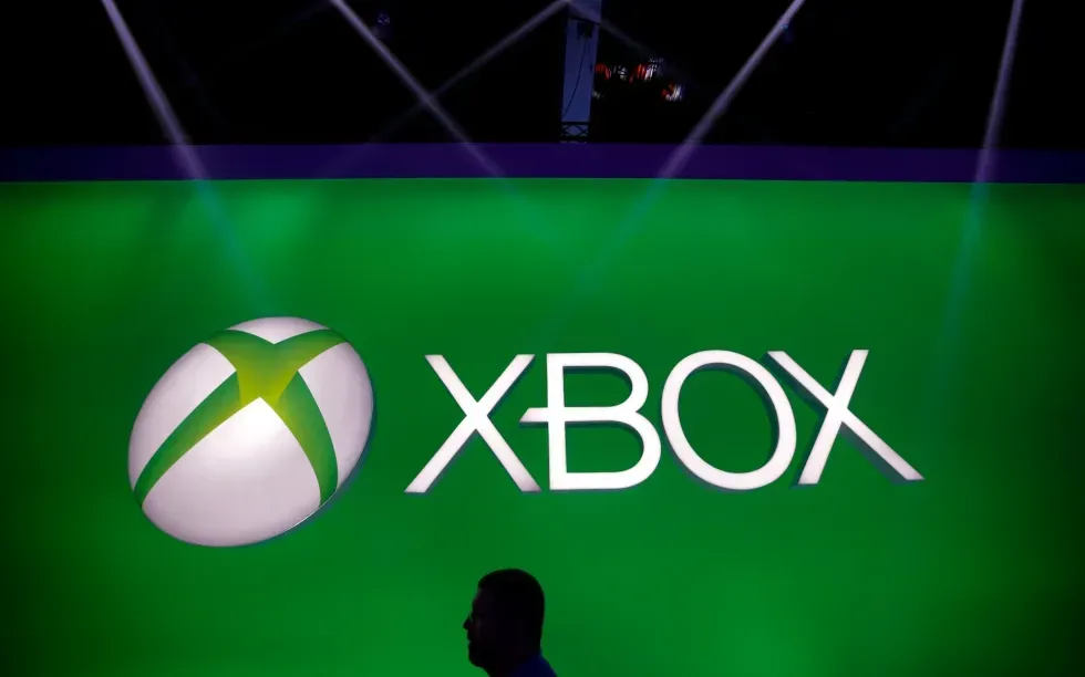 Một người đi ngang logo Xbox tại gian hàng Microsoft ở triển lãm E3, Los Angeles, Mỹ, ngày 11/6/2013. (Ảnh: AP)