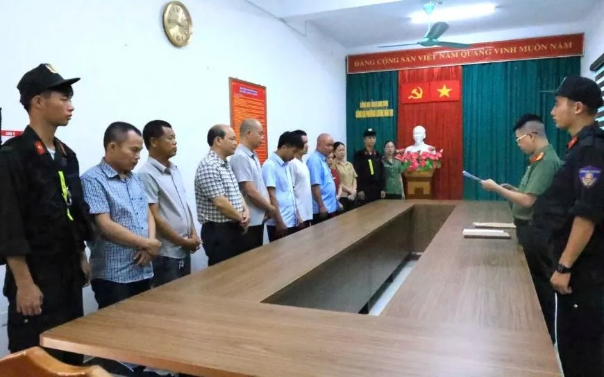 Cơ quan An ninh điều tra Công an tỉnh Lạng Sơn thi hành quyết định khởi tố bị can, lệnh bắt bị can để tạm giam đối với các đối tượng (Ảnh: Công an Lạng Sơn).