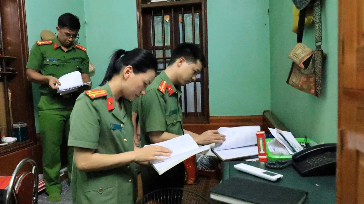 Hai Phó Chủ tịch xã cùng 10 người bị khởi tố vì tham ô gần 7 tỷ đồng tiền công đức - Ảnh 1.