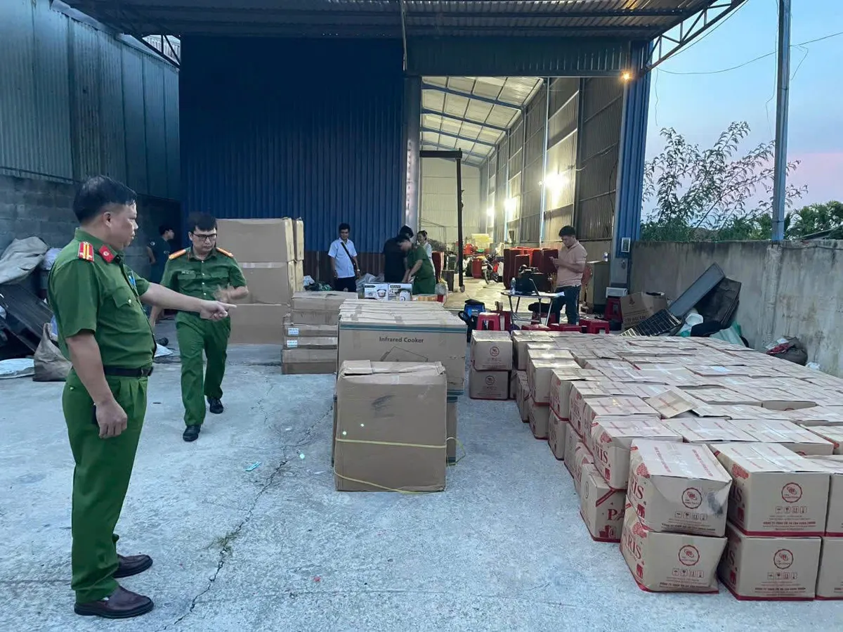 Thổi phồng chất lượng, lừa b&aacute;n h&agrave;ng gia dụng gi&aacute; &ldquo;cắt cổ&rdquo;, 6 đối tượng bị khởi tố - Ảnh 2.