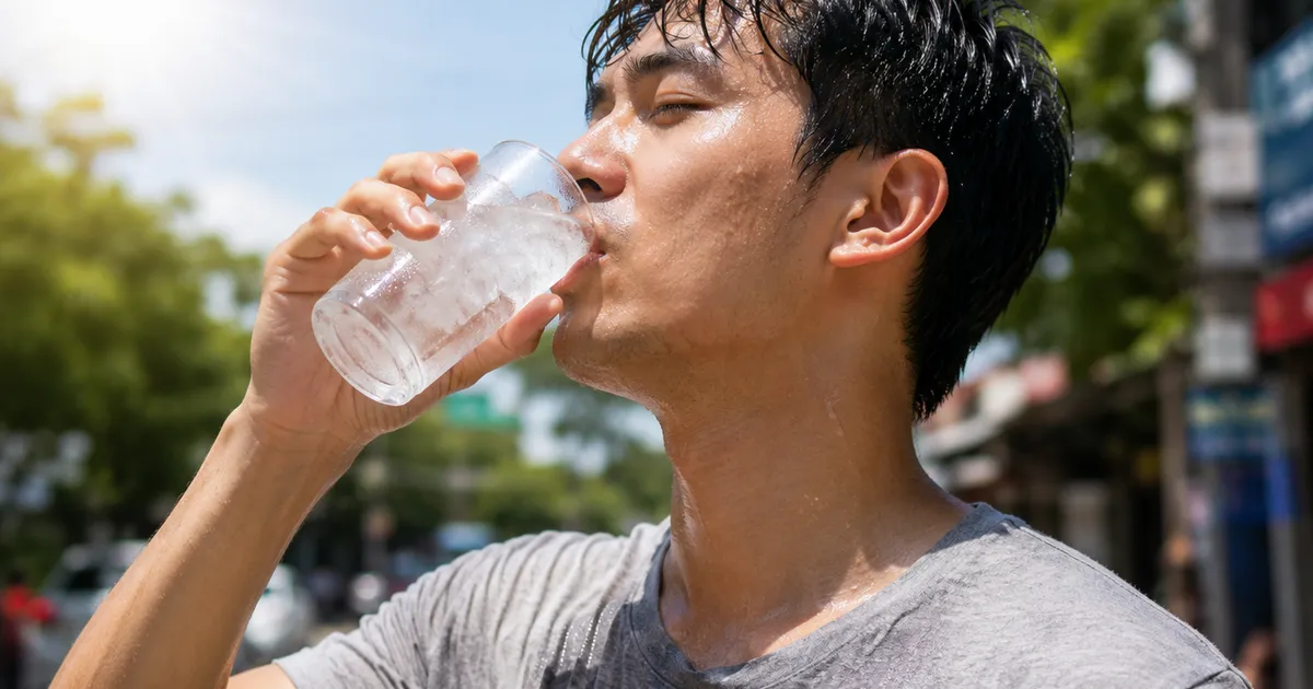Trời nắng n&oacute;ng vẫn kh&ocirc;ng n&ecirc;n uống nước đ&aacute; t&ugrave;y tiện: 7 nh&oacute;m người cần đặc biệt thận trọng- Ảnh 1.
