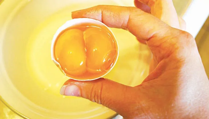H&uacute;t sống l&ograve;ng đỏ trứng g&agrave; c&oacute; thực sự bổ dưỡng?- Ảnh 1.