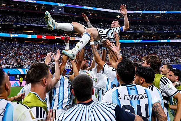 Messi chuộc lỗi sau cú đá hỏng phạt đền, Argentina tạo màn ngược dòng không tưởng để vào tứ kết World Cup 2026- Ảnh 1. Messi chuộc lỗi sau cú đá hỏng phạt đền, Argentina tạo màn ngược dòng không tưởng để vào tứ kết World Cup 2026- Ảnh 1.
